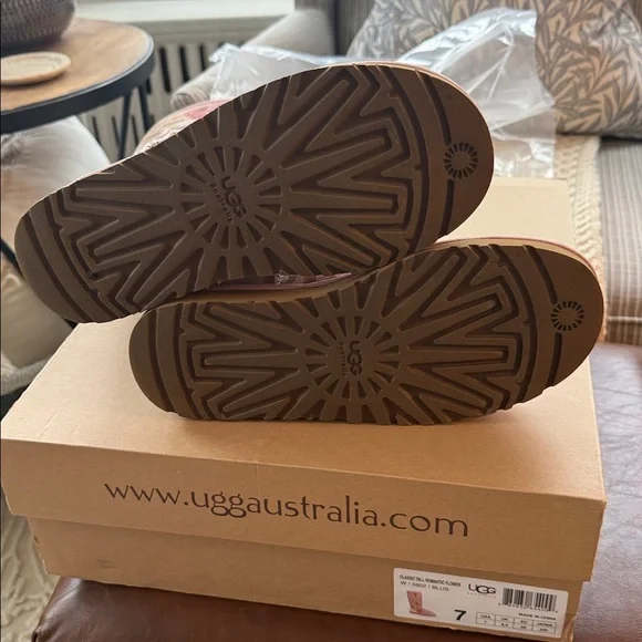 ***RARE••••UGG Pink Floral Tall Boots ,Like new Sz 7 - Picture 6 of 7